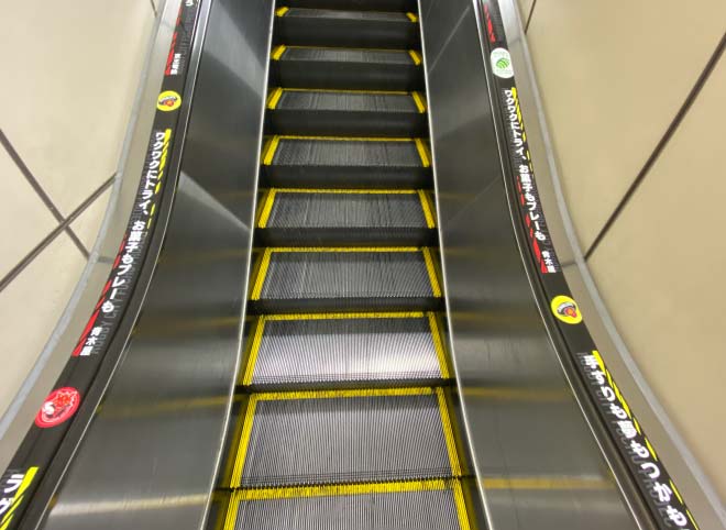 府中駅エスカレーター　写真
